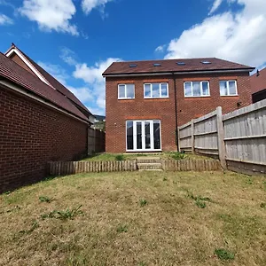 Tranquil Oasis: Modern 4-bedroom Retreat With Gardens Luton (Bedfordshire)