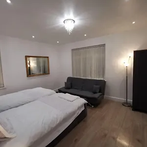 Three Bedroom Modern By Airport And Station Luton (Bedfordshire)