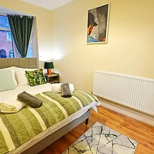 Modern - Near Station Luton (Bedfordshire)